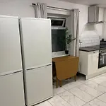 Double Bedroom With A Balcony And Ensuite Bathroom For Short Or Long Stay In London Canary Wharf With Direct Train From Heathrow, Also Convenient From Stansted And Gatwick Airport, 10 Minutes To London City Airport And Excel, 16 Minutes To Westminste