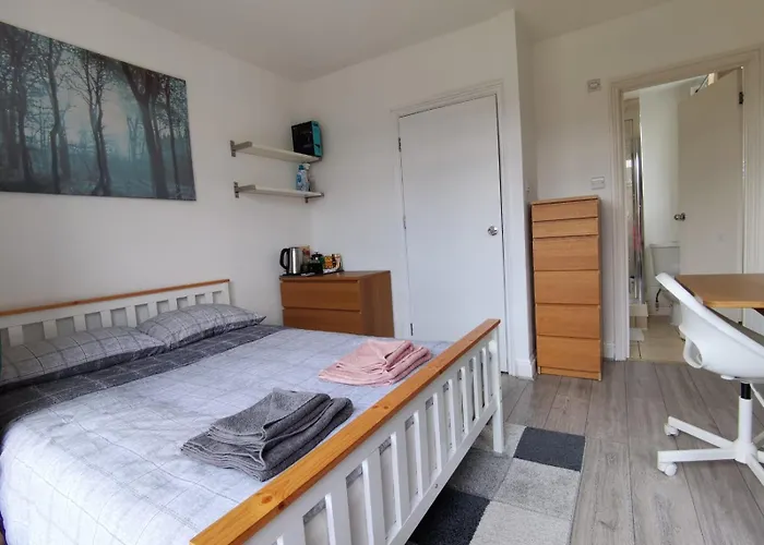 Double Bedroom With A Balcony And Ensuite Bathroom For Short Or Long Stay In London Canary Wharf With Direct Train From Heathrow, Also Convenient From Stansted And Gatwick Airport, 10 Minutes To London City Airport And Excel, 16 Minutes To Westminste