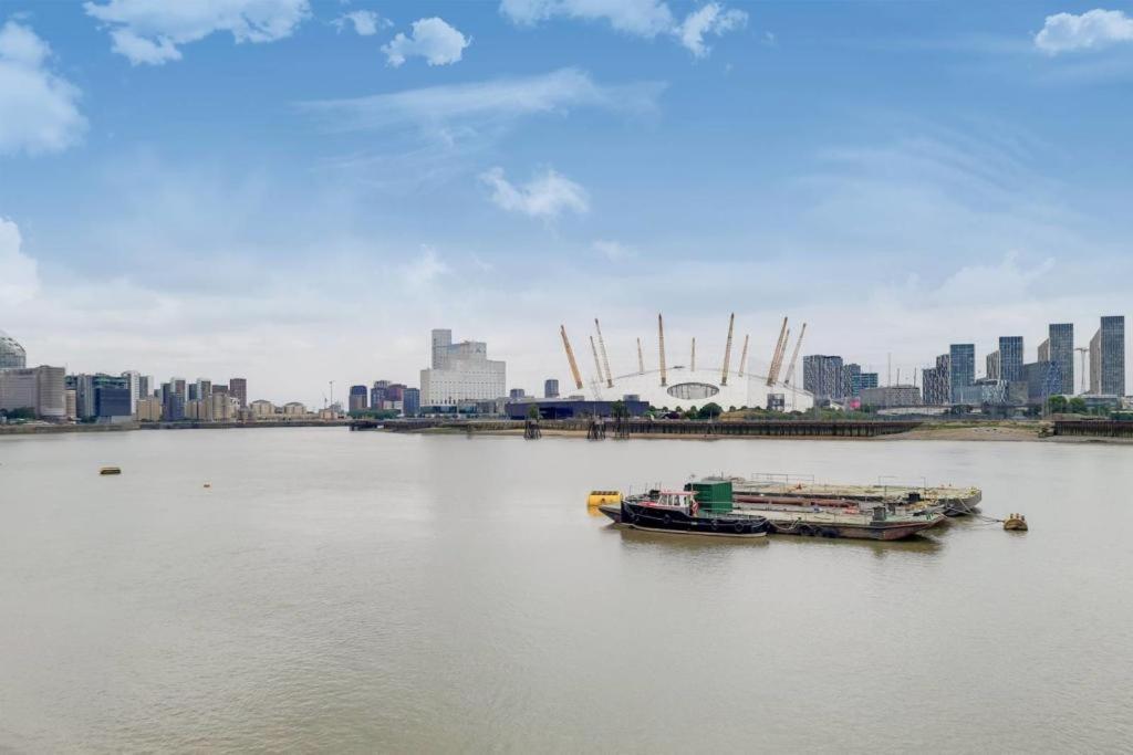 Double Bedroom With A Balcony And Ensuite Bathroom For Short Or Long In Canary Wharf With Direct Train From Heathrow, Also Convenient From Stansted And Gatwick Airport, 10 Minutes From Airport And Excel, 16 Minutes To Westmins Quarto em Acomodações Particulares Londres