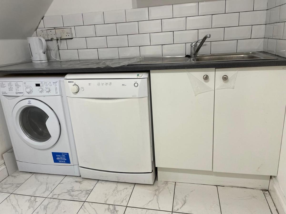 Double Bedroom With A Balcony And Ensuite Bathroom For Short Or Long In Canary Wharf With Direct Train From Heathrow, Also Convenient From Stansted And Gatwick Airport, 10 Minutes From Airport And Excel, 16 Minutes To Westmins Londres
