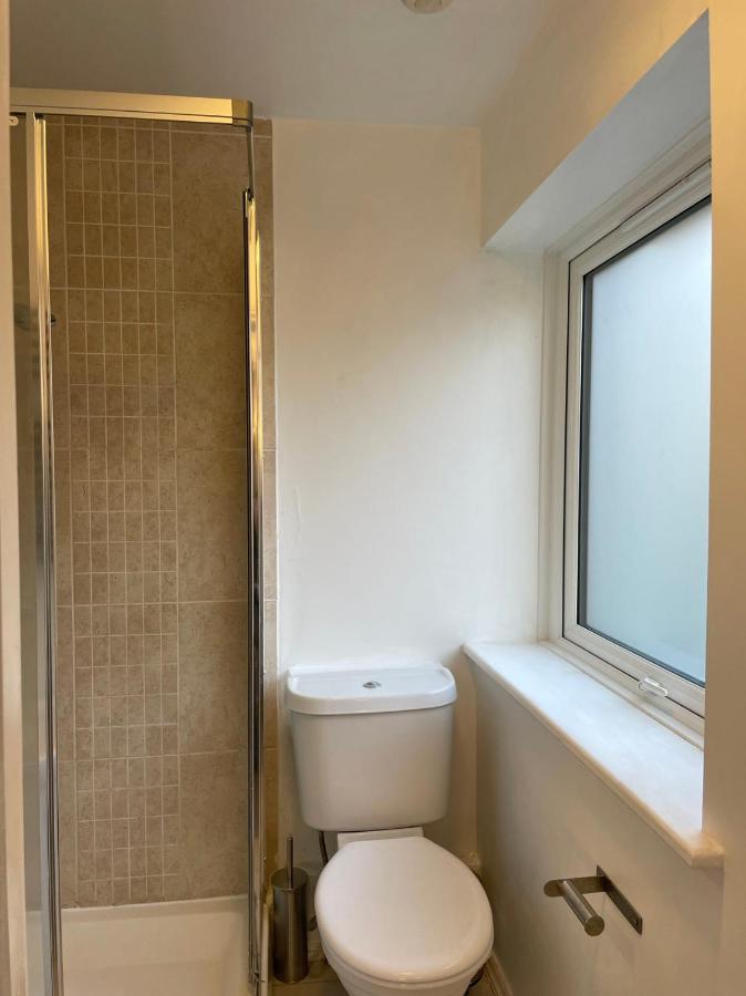 Quarto em Acomodações Particulares Double Bedroom With A Balcony And Ensuite Bathroom For Short Or Long In Canary Wharf With Direct Train From Heathrow, Also Convenient From Stansted And Gatwick Airport, 10 Minutes From Airport And Excel, 16 Minutes To Westmins *