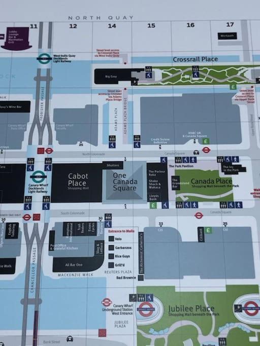 Quarto em Acomodações Particulares Double Bedroom With A Balcony And Ensuite Bathroom For Short Or Long In Canary Wharf With Direct Train From Heathrow, Also Convenient From Stansted And Gatwick Airport, 10 Minutes From Airport And Excel, 16 Minutes To Westmins