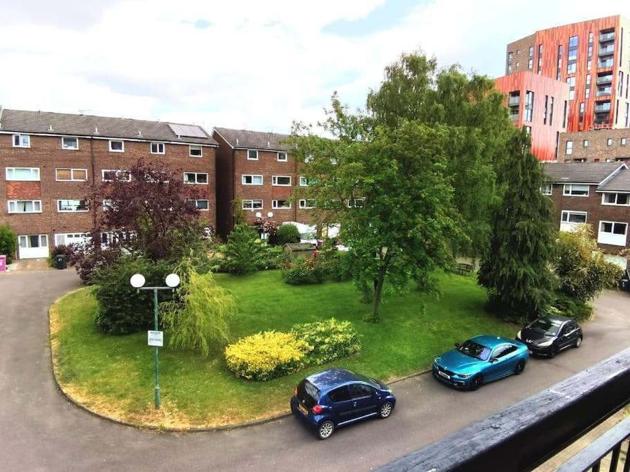 Quarto em Acomodações Particulares Double Bedroom With A Balcony And Ensuite Bathroom For Short Or Long In Canary Wharf With Direct Train From Heathrow, Also Convenient From Stansted And Gatwick Airport, 10 Minutes From Airport And Excel, 16 Minutes To Westmins