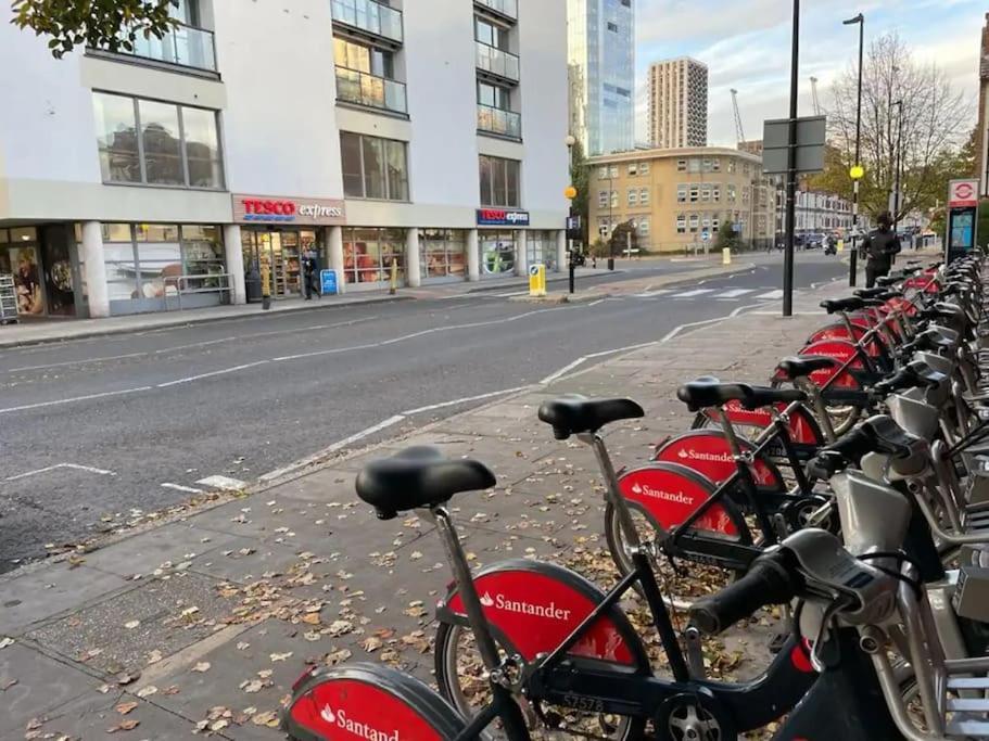Quarto em Acomodações Particulares Double Bedroom With A Balcony And Ensuite Bathroom For Short Or Long In Canary Wharf With Direct Train From Heathrow, Also Convenient From Stansted And Gatwick Airport, 10 Minutes From Airport And Excel, 16 Minutes To Westmins Londres