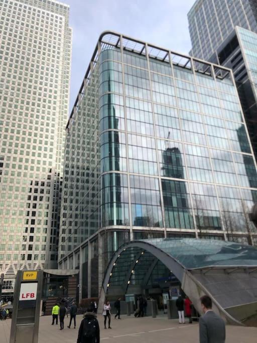 Double Bedroom With A Balcony And Ensuite Bathroom For Short Or Long In Canary Wharf With Direct Train From Heathrow, Also Convenient From Stansted And Gatwick Airport, 10 Minutes From Airport And Excel, 16 Minutes To Westmins * Londres